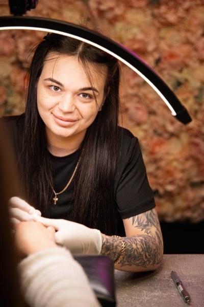 Mariia, manikyrspesialist i Beauty HUB Førde